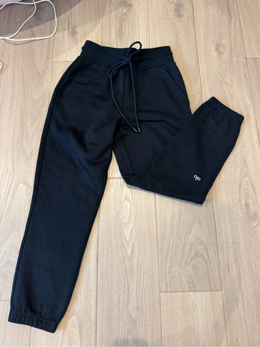 Woman’s Alo Black Jogger Pants with Drawstring Waist